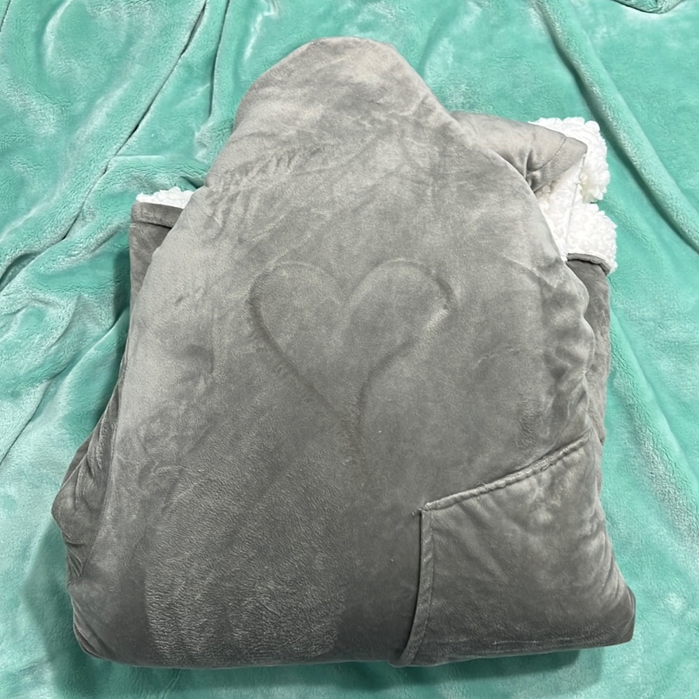 THE COMFY ORIGINAL WEARABLE BLANKET IN GRAY SHERPA